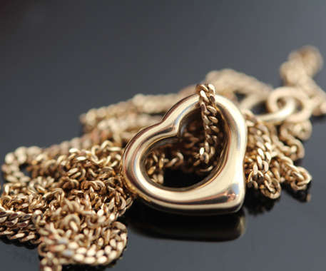 SIMPLE VINTAGE 9CT YELLOW GOLD OPENWORK HEART PENDANT ON 41 CM 9ct GOLD CHAIN. LONDON HALLMARKS