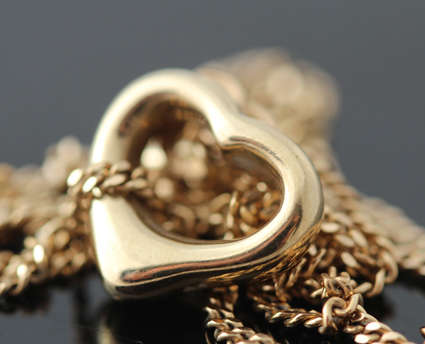 SIMPLE VINTAGE 9CT YELLOW GOLD OPENWORK HEART PENDANT ON 41 CM 9ct GOLD CHAIN. LONDON HALLMARKS