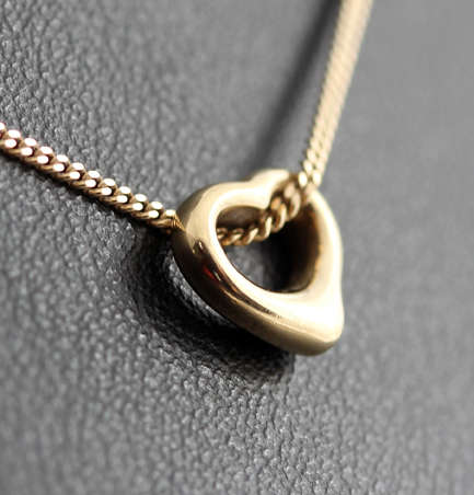 SIMPLE VINTAGE 9CT YELLOW GOLD OPENWORK HEART PENDANT ON 41 CM 9ct GOLD CHAIN. LONDON HALLMARKS