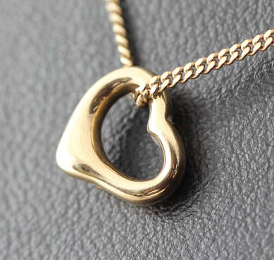 SIMPLE VINTAGE 9CT YELLOW GOLD OPENWORK HEART PENDANT ON 41 CM 9ct GOLD CHAIN. LONDON HALLMARKS