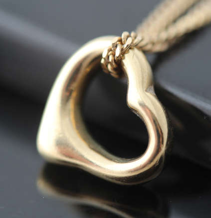 SIMPLE VINTAGE 9CT YELLOW GOLD OPENWORK HEART PENDANT ON 41 CM 9ct GOLD CHAIN. LONDON HALLMARKS