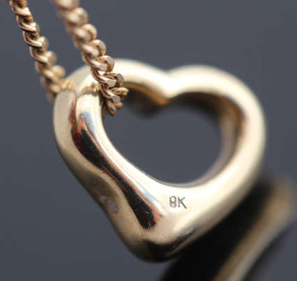 SIMPLE VINTAGE 9CT YELLOW GOLD OPENWORK HEART PENDANT ON 41 CM 9ct GOLD CHAIN. LONDON HALLMARKS
