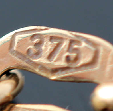 SIMPLE VINTAGE 9CT YELLOW GOLD OPENWORK HEART PENDANT ON 41 CM 9ct GOLD CHAIN. LONDON HALLMARKS