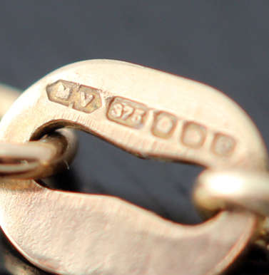 SIMPLE VINTAGE 9CT YELLOW GOLD OPENWORK HEART PENDANT ON 41 CM 9ct GOLD CHAIN. LONDON HALLMARKS