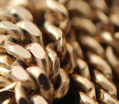 SIMPLE VINTAGE 9CT YELLOW GOLD OPENWORK HEART PENDANT ON 41 CM 9ct GOLD CHAIN. LONDON HALLMARKS