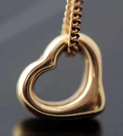 SIMPLE VINTAGE 9CT YELLOW GOLD OPENWORK HEART PENDANT ON 41 CM 9ct GOLD CHAIN. LONDON HALLMARKS