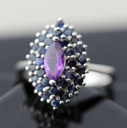 REAL AMETHYST AND BLUE SAPPHIRE STERLING SILVER RING. STUNNING COLOUR COMBINATION. 925