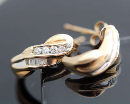 VINTAGE DIAMOND AND 9CT YELLOW GOLD EARRINGS. MODERN TWISTED DESIGN BAGUETTE & ROUND CUT. HALLMARKED
