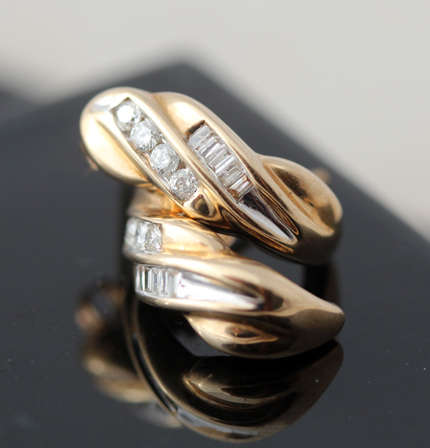 VINTAGE DIAMOND AND 9CT YELLOW GOLD EARRINGS. MODERN TWISTED DESIGN BAGUETTE & ROUND CUT. HALLMARKED