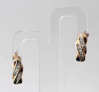 VINTAGE DIAMOND AND 9CT YELLOW GOLD EARRINGS. MODERN TWISTED DESIGN BAGUETTE & ROUND CUT. HALLMARKED