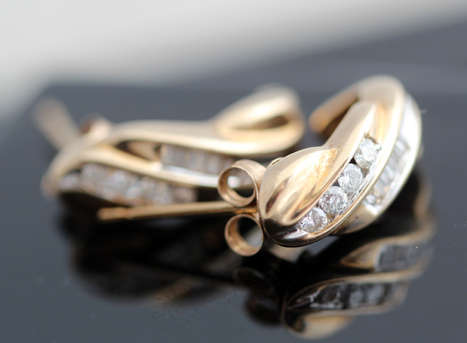VINTAGE DIAMOND AND 9CT YELLOW GOLD EARRINGS. MODERN TWISTED DESIGN BAGUETTE & ROUND CUT. HALLMARKED