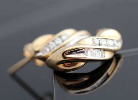 VINTAGE DIAMOND AND 9CT YELLOW GOLD EARRINGS. MODERN TWISTED DESIGN BAGUETTE & ROUND CUT. HALLMARKED