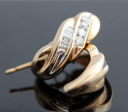 VINTAGE DIAMOND AND 9CT YELLOW GOLD EARRINGS. MODERN TWISTED DESIGN BAGUETTE & ROUND CUT. HALLMARKED