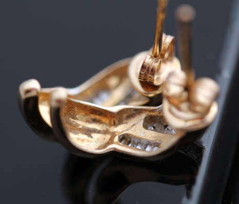 VINTAGE DIAMOND AND 9CT YELLOW GOLD EARRINGS. MODERN TWISTED DESIGN BAGUETTE & ROUND CUT. HALLMARKED