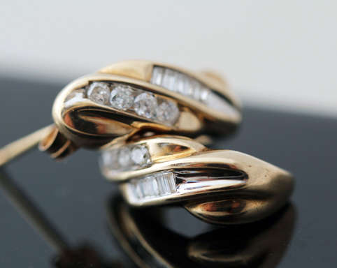 VINTAGE DIAMOND AND 9CT YELLOW GOLD EARRINGS. MODERN TWISTED DESIGN BAGUETTE & ROUND CUT. HALLMARKED