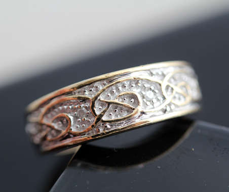 VINTAGE INTERESTING CELTIC DESIGN DIAMOND AND 9CT YELLOW GOLD RING. 375. *JEWELLER CERTIFIED R5'325*