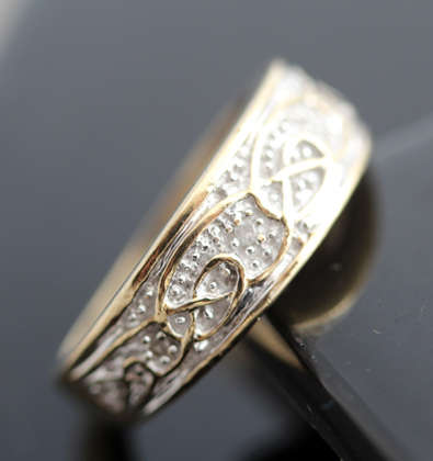 VINTAGE INTERESTING CELTIC DESIGN DIAMOND AND 9CT YELLOW GOLD RING. 375. *JEWELLER CERTIFIED R5'325*