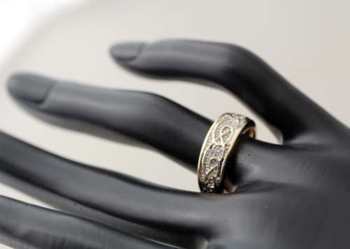 VINTAGE INTERESTING CELTIC DESIGN DIAMOND AND 9CT YELLOW GOLD RING. 375. *JEWELLER CERTIFIED R5'325*