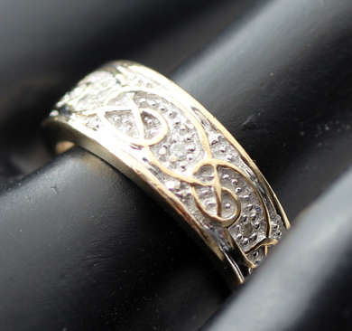VINTAGE INTERESTING CELTIC DESIGN DIAMOND AND 9CT YELLOW GOLD RING. 375. *JEWELLER CERTIFIED R5'325*