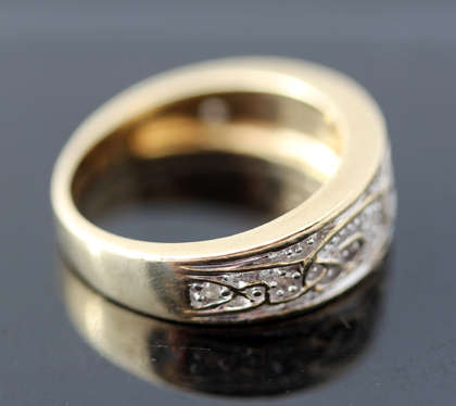 VINTAGE INTERESTING CELTIC DESIGN DIAMOND AND 9CT YELLOW GOLD RING. 375. *JEWELLER CERTIFIED R5'325*