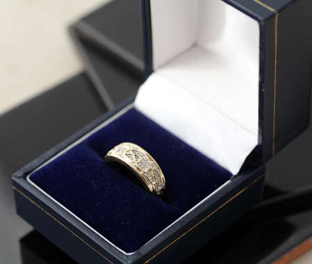 VINTAGE INTERESTING CELTIC DESIGN DIAMOND AND 9CT YELLOW GOLD RING. 375. *JEWELLER CERTIFIED R5'325*