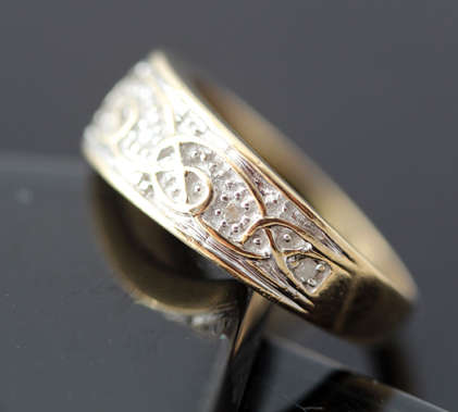 VINTAGE INTERESTING CELTIC DESIGN DIAMOND AND 9CT YELLOW GOLD RING. 375. *JEWELLER CERTIFIED R5'325*