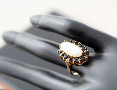 SENSATIONAL VINTAGE 42 yr-old OPAL & SAPPHIRE 9CT YELLOW GOLD RING *JEWELLER CERTIFICATE R15'000*