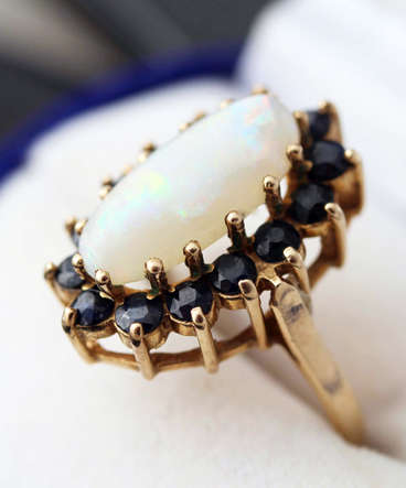 SENSATIONAL VINTAGE 42 yr-old OPAL & SAPPHIRE 9CT YELLOW GOLD RING *JEWELLER CERTIFICATE R15'000*