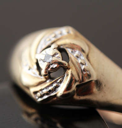 VINTAGE DIAMOND 9CT YELLOW GOLD RING. INTRICATE DESIGN. *JEWELLER CERTIFIED R4890*