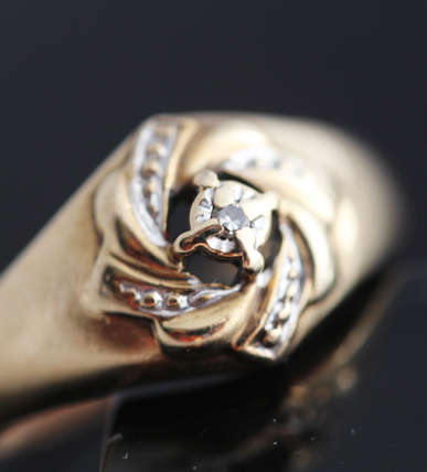 VINTAGE DIAMOND 9CT YELLOW GOLD RING. INTRICATE DESIGN. *JEWELLER CERTIFIED R4890*
