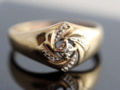 VINTAGE DIAMOND 9CT YELLOW GOLD RING. INTRICATE DESIGN. *JEWELLER CERTIFIED R4890*