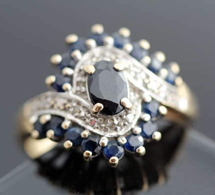 VINTAGE BLUE SAPPHIRE RING IN 9CT YELLOW AND WHITE GOLD. DIAMOND ACCENTS