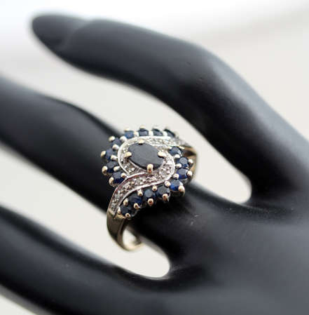 VINTAGE BLUE SAPPHIRE RING IN 9CT YELLOW AND WHITE GOLD. DIAMOND ACCENTS