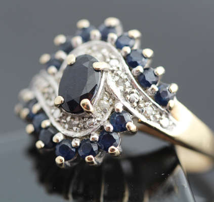 VINTAGE BLUE SAPPHIRE RING IN 9CT YELLOW AND WHITE GOLD. DIAMOND ACCENTS