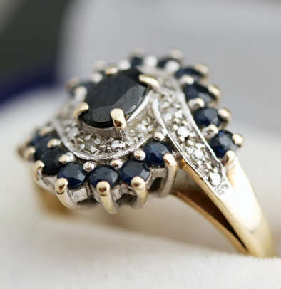 VINTAGE BLUE SAPPHIRE RING IN 9CT YELLOW AND WHITE GOLD. DIAMOND ACCENTS