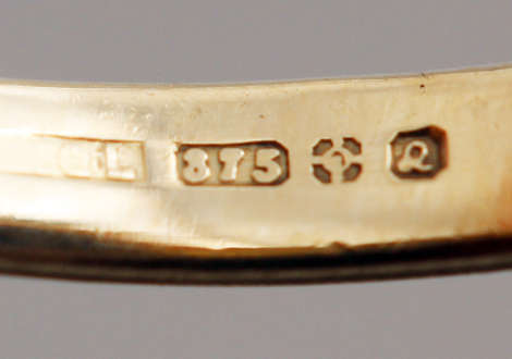 VINTAGE BLUE SAPPHIRE RING IN 9CT YELLOW AND WHITE GOLD. DIAMOND ACCENTS