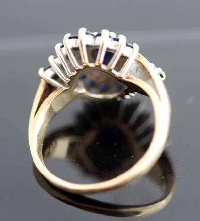 VINTAGE BLUE SAPPHIRE RING IN 9CT YELLOW AND WHITE GOLD. DIAMOND ACCENTS