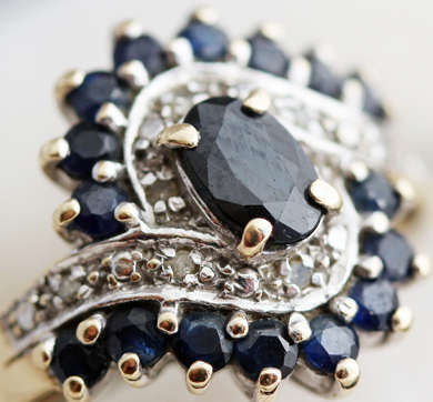 VINTAGE BLUE SAPPHIRE RING IN 9CT YELLOW AND WHITE GOLD. DIAMOND ACCENTS