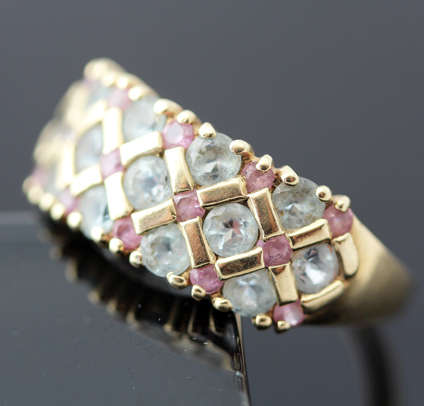 BEAUTIFUL LATTICE DESIGN PINK SAPPHIRE AND AQUAMARINE 9CT YELLOW GOLD RING. 375. BIRMINGHAM ASSAY!