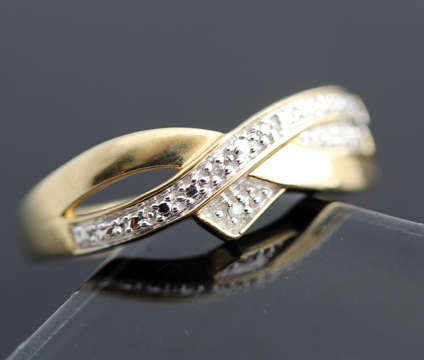 VINTAGE CROSSOVER 9CT YELLOW AND WHITE GOLD RING DIAMOND ACCENTS. *JEWELLER EVALUATION R4'360*