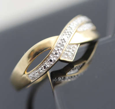 VINTAGE CROSSOVER 9CT YELLOW AND WHITE GOLD RING DIAMOND ACCENTS. *JEWELLER EVALUATION R4'360*