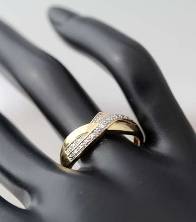 VINTAGE CROSSOVER 9CT YELLOW AND WHITE GOLD RING DIAMOND ACCENTS. *JEWELLER EVALUATION R4'360*