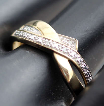 VINTAGE CROSSOVER 9CT YELLOW AND WHITE GOLD RING DIAMOND ACCENTS. *JEWELLER EVALUATION R4'360*