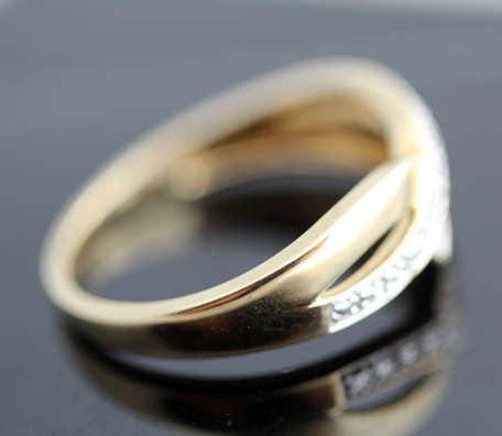 VINTAGE CROSSOVER 9CT YELLOW AND WHITE GOLD RING DIAMOND ACCENTS. *JEWELLER EVALUATION R4'360*