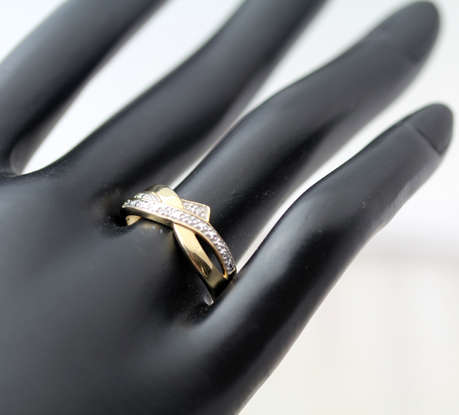 VINTAGE CROSSOVER 9CT YELLOW AND WHITE GOLD RING DIAMOND ACCENTS. *JEWELLER EVALUATION R4'360*