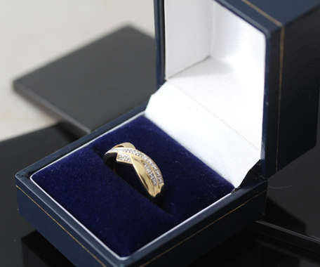 VINTAGE CROSSOVER 9CT YELLOW AND WHITE GOLD RING DIAMOND ACCENTS. *JEWELLER EVALUATION R4'360*