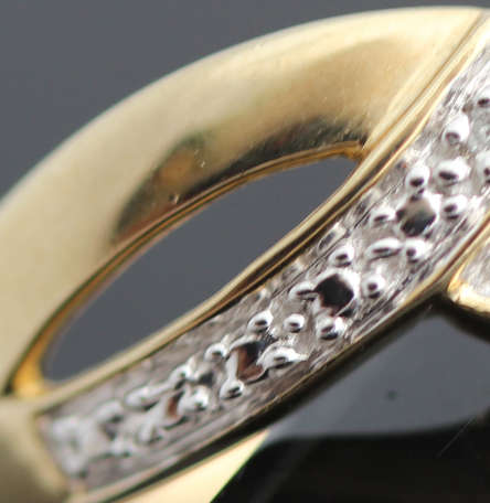 VINTAGE CROSSOVER 9CT YELLOW AND WHITE GOLD RING DIAMOND ACCENTS. *JEWELLER EVALUATION R4'360*