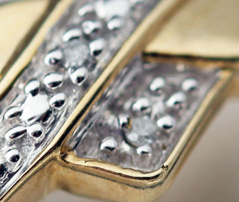 VINTAGE CROSSOVER 9CT YELLOW AND WHITE GOLD RING DIAMOND ACCENTS. *JEWELLER EVALUATION R4'360*