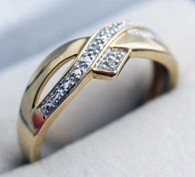 VINTAGE CROSSOVER 9CT YELLOW AND WHITE GOLD RING DIAMOND ACCENTS. *JEWELLER EVALUATION R4'360*