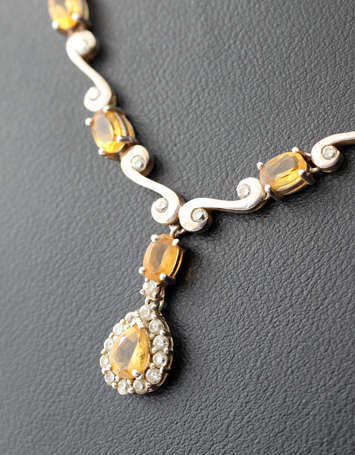 SHOWY CITRINE GEMSTONES WITH CRYSTAL TOUCHES AND STERLING SILVER T-DROP NECKLACE. 925 10,40 grams